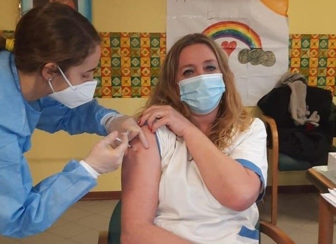 Una delle infermiere della Rsa Il Giardino che hanno ricevuto il vaccino