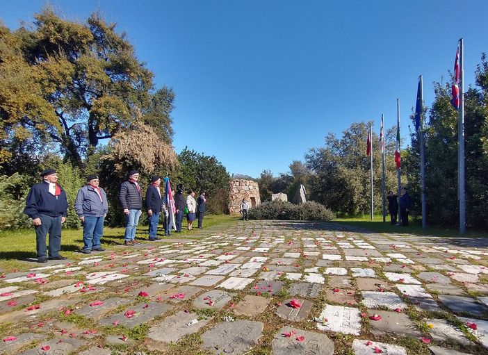 Nell’immagine, infiorata e alzabandiera a Nuraghe Chervu per il 25 aprile 2025 Nell’immagine, infiorata e alzabandiera a Nuraghe Chervu per il 25 aprile 2025
