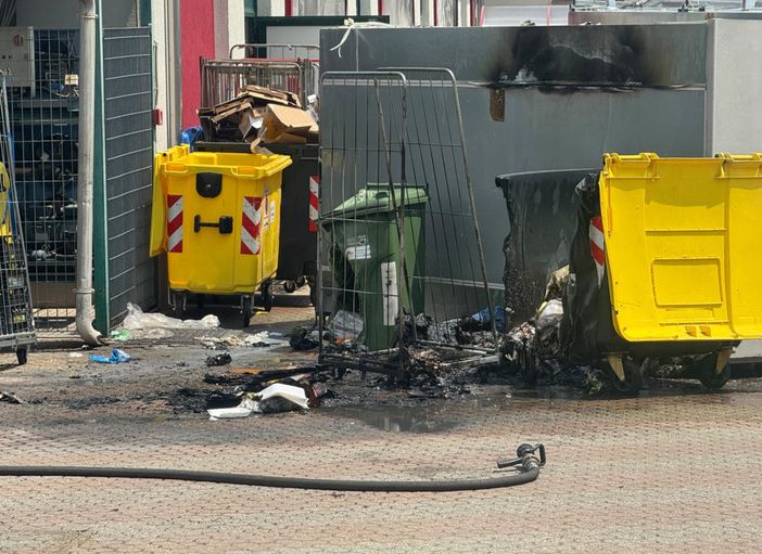 A fuoco un contenitore dell’immondizia, scatta l’allarme a Sandigliano A fuoco un contenitore dell’immondizia, scatta l’allarme a Sandigliano