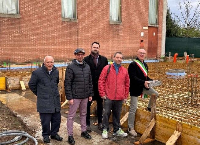 A Ponderano posata la prima pietra dei nuovi spogliatoi della palestra, foto Stefano Socco