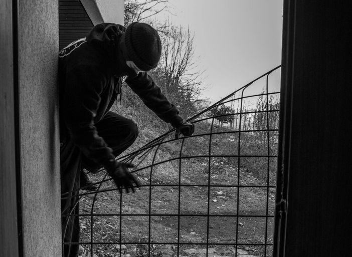 Scavalcano un cancello per introdursi in casa. Alla vista dei proprietari scappano - Foto archivio