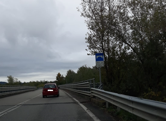 “Scalino e buche sul ponte della Cossato – Valle Mosso”, l'allarme di un lettore