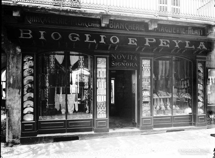 La moda biellese nelle foto d'archivio: la merceria Bioglio e Peyla - Copyright Fondazione Sella 2025