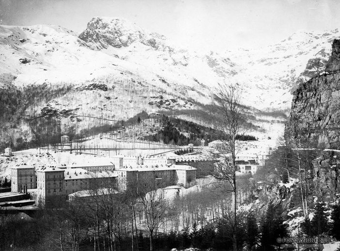 Oropa innevata nelle foto d’archivio, lo scatto al Santuario nel 1910 - Copyright Fondazione Sella 2024. Oropa innevata nelle foto d’archivio, lo scatto al Santuario nel 1910 - Copyright Fondazione Sella 2024.