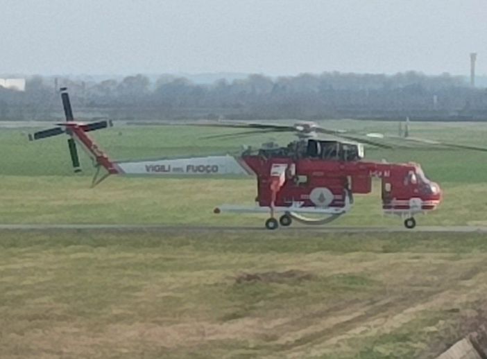 L'Erickson S-64F torna a solcare i cieli del Biellese, è all'aeroporto di Cerrione (foto dalla pagina Facebook di Aeroporto Pietro Venanzi Biella)