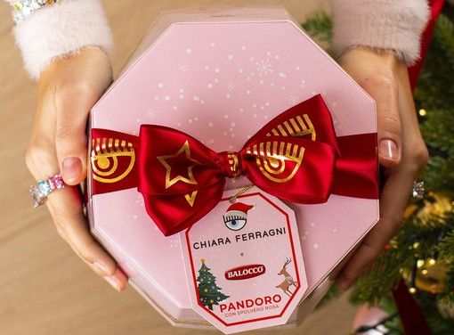 Pandoro "Pink Christmas" Balocco, Chiara Ferragni risarcisce i consumatori Pandoro "Pink Christmas" Balocco, Chiara Ferragni risarcisce i consumatori