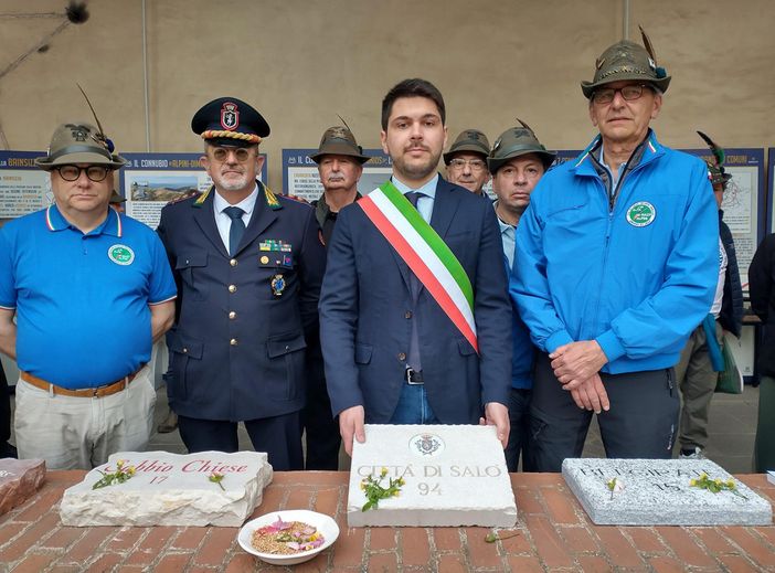 Consegna della pietra della Città di Salò durante l'Adunata Alpina di Biella.