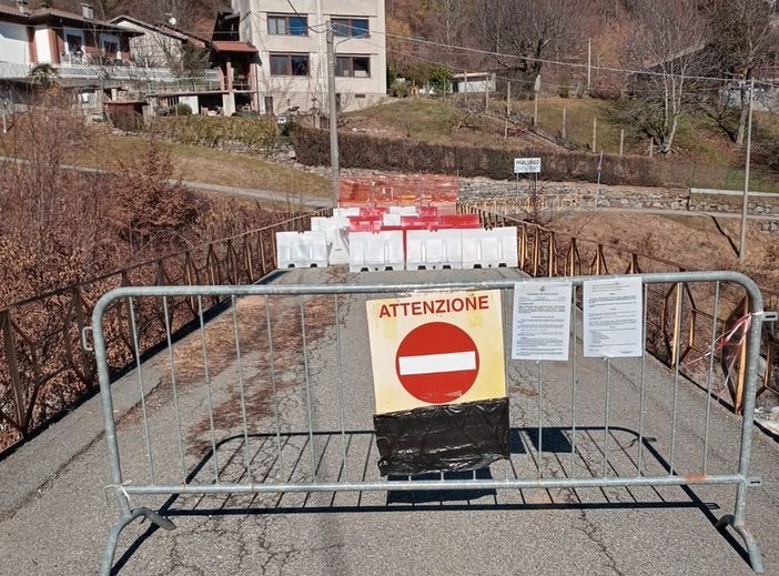 Il ponte chiuso che collega frazione Valle di Pralungo con il Favaro di Biella