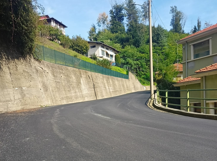 Valdilana, proseguono i lavori: ora c'è un nuovo manto stradale (foto dalla pagina Facebook di comune di Valdilana)