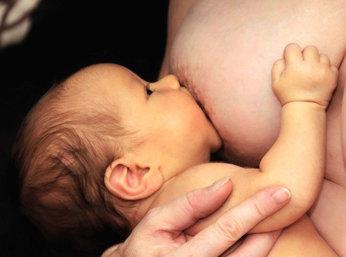 Vietato allattare in posta, mamme biellesi organizzano protesta. E il caso diventa nazionale