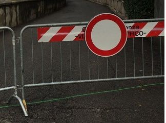 Biella, cade un frammento di pietra da una colonna in piazza Vittorio Veneto Biella, cade un frammento di pietra da una colonna in piazza Vittorio Veneto