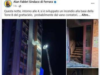 Ferrara, incendio al grattacielo: evacuate circa 200 persone Ferrara, incendio al grattacielo: evacuate circa 200 persone