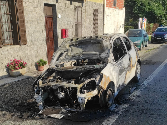 auto avvolta fiamme salussola