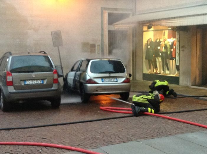 Brucia un'auto in via Vescovado FOTOGALLERY - VIDEO Brucia un'auto in via Vescovado FOTOGALLERY - VIDEO