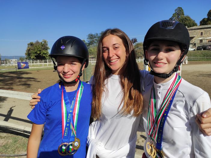 Campionato Nazionale Equitazione ENDAS: 2 ragazze biellesi conquistano 9 medaglie. Campionato Nazionale Equitazione ENDAS: 2 ragazze biellesi conquistano 9 medaglie.