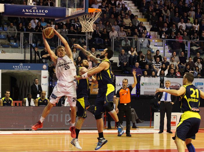 Basket - Con un grande Voskuil l'Angelico batte anche Barcellona FOTOGALLERY