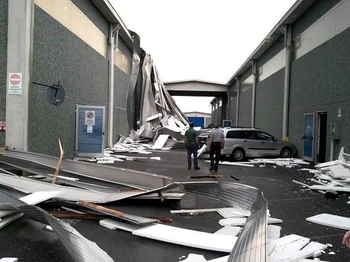 Il tetto della Filatura Lucitese dopo il passaggio della tempesta (ph Cesare Diliddo)