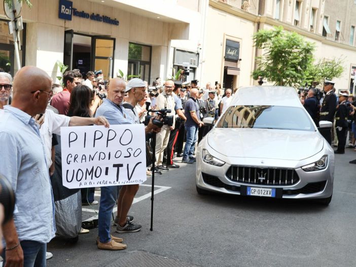 A Militello l’ultimo saluto a Pippo Baudo, alle 9 apre camera ardente A Militello l’ultimo saluto a Pippo Baudo, alle 9 apre camera ardente