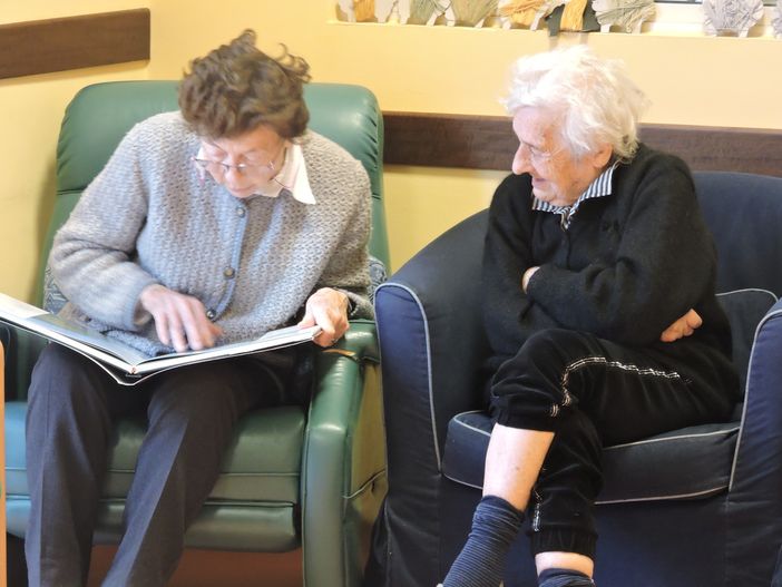 A Mongrando le storie di Natale lette ad alta voce per gli ospiti della residenza Ines e Piera Cappellaro