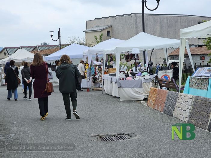 A Cossato tra le bancarelle...al ponte FOTO e VIDEO Angela Lobefaro per newsbiella.it