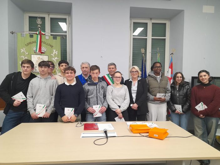 Pollone celebra la consegna della Costituzione ai neodiciottenni