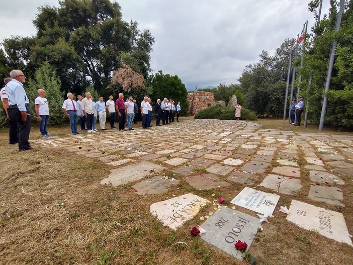 In primo piano la pietra di Jesolo. Biella, cerimonia a Nuraghe Chervu con i Bersaglieri di Jesolo e di Biella, Sardi e “Sassarini” biellesi In primo piano la pietra di Jesolo. Biella, cerimonia a Nuraghe Chervu con i Bersaglieri di Jesolo e di Biella, Sardi e “Sassarini” biellesi
