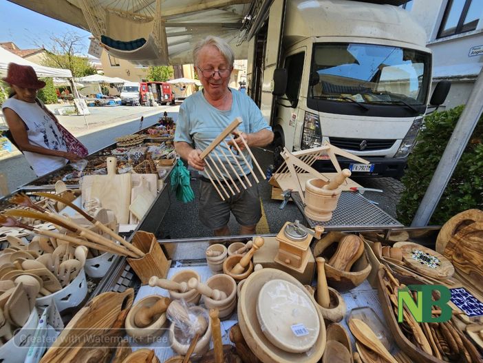 A Cossato oggi bancarelle per le vie per San Rocco  foto e video Angela Lobefaro per newsbiella.it