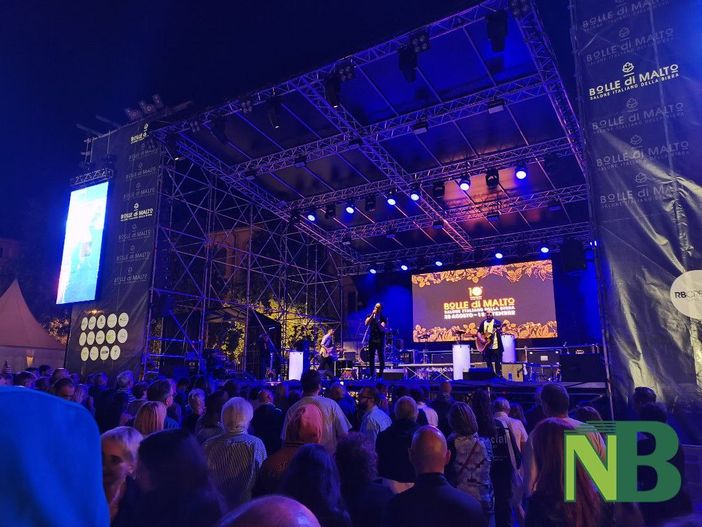 Bolle di Malto 2025, grande pubblico a Biella per i concerti in piazza Martiri al chiaro di luna (foto redazione e Nicola Rasolo per newsbiella.it) Bolle di Malto 2025, grande pubblico a Biella per i concerti in piazza Martiri al chiaro di luna (foto redazione e Nicola Rasolo per newsbiella.it)