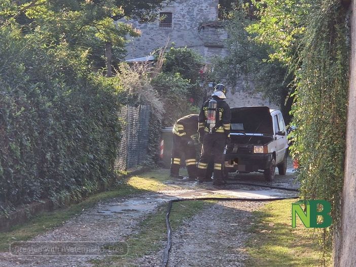 Auto prende fuoco ad Andorno, paura per una donna FOTO Auto prende fuoco ad Andorno, paura per una donna FOTO