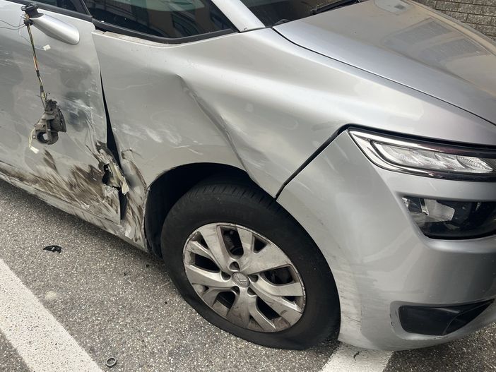 Cossato, auto danneggiata nella notte in via Martiri: appello ai testimoni FOTO