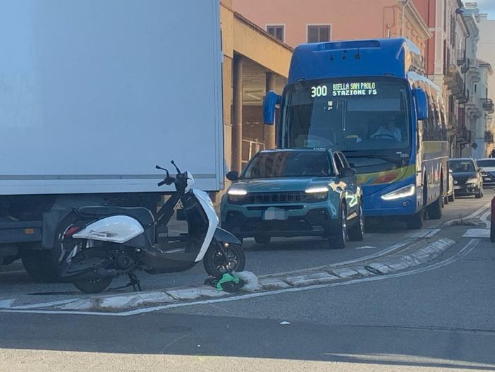 Incidente in centro a Biella: scooter e auto coinvolti, attenzione ai rallentamenti