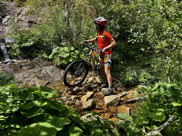 Ebike, fascino e difficoltà di un itinerario in Valle Cervo