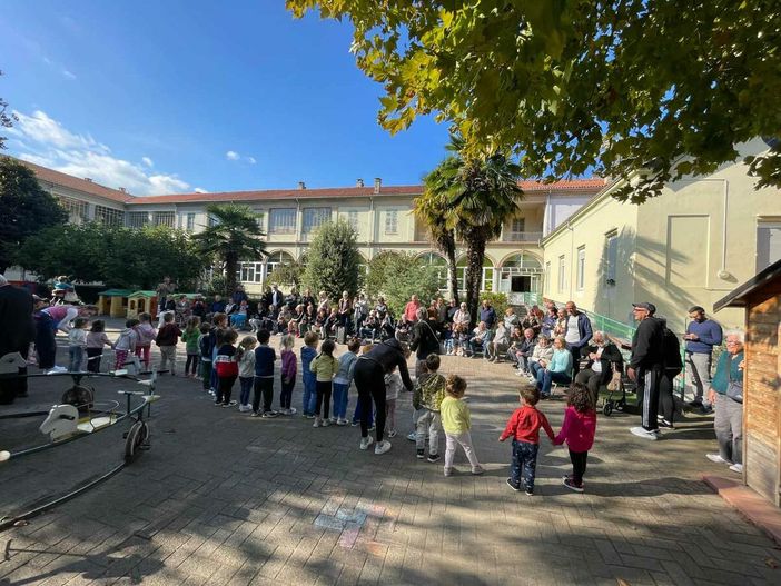 La festa dei nonni alla materna Cucco di Chiavazza tra sorrisi ed emozioni La festa dei nonni alla materna Cucco di Chiavazza tra sorrisi ed emozioni