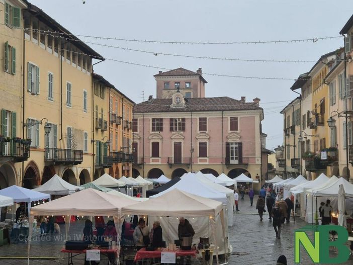 Al Mercatino degli Archi regali, artigianato e solidarietà a Biella FOTO Nicola Rasolo per newsbiella.it