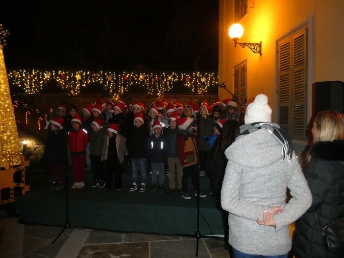 A Pollone gli auguri in piazza di buone feste della Pro Loco A Pollone gli auguri in piazza di buone feste della Pro Loco