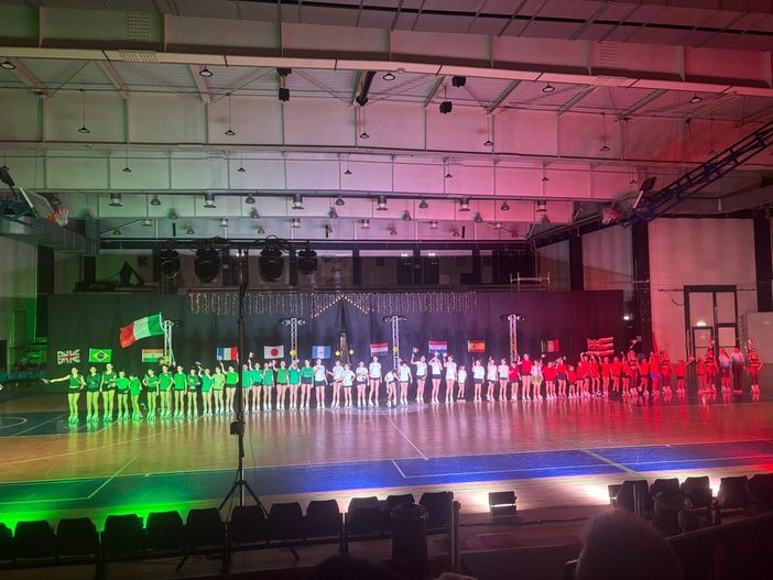 Spettacolo di Natale 2025, un viaggio sui pattini davanti a oltre 700 spettatori