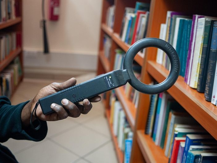 Sicurezza nelle scuole: dopo il caso di La Spezia il confronto sui metal detector
