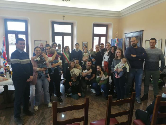 A Salussola sono stati accolti i 16 nuovi nati nel 2025