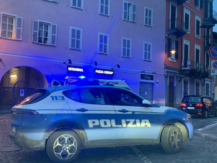 Biella: Polizia e 118 intervengono per uomo molesto in città