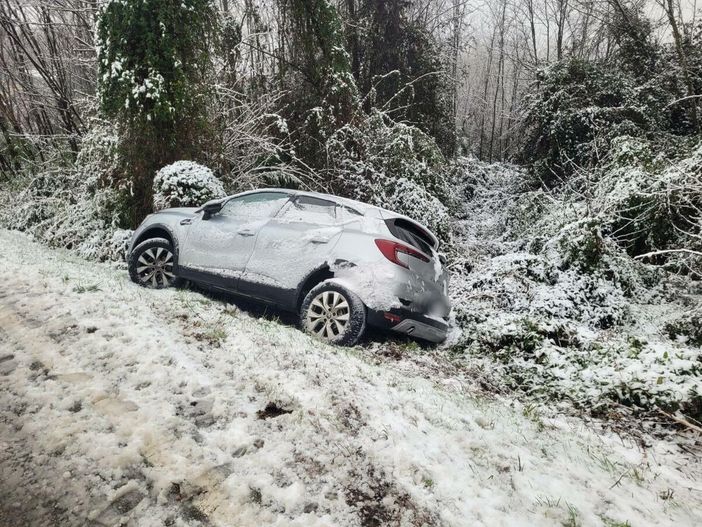 Bioglio, auto finisce fuori strada