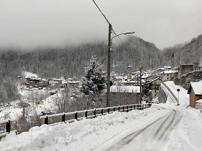 Un manto bianco sull’alta Valle Cervo, lo scatto di Piedicavallo sotto la neve