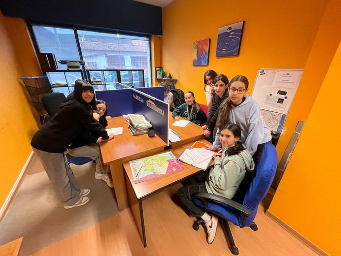 Gli allievi di seconda media di Chiavazza in visita alla redazione: "Che emozione!"