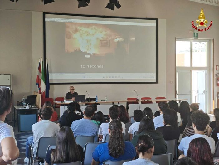 Biella, i Vigili del Fuoco fanno "lezione" agli studenti del Gae Aulenti Biella, i Vigili del Fuoco fanno "lezione" agli studenti del Gae Aulenti