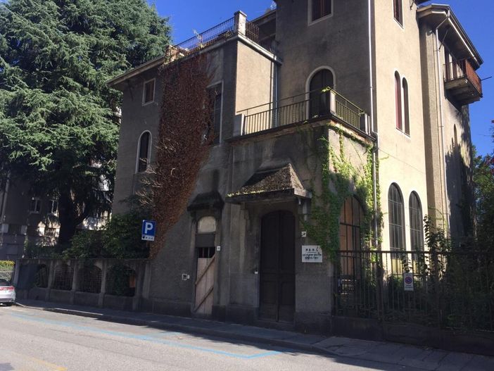 Telefona al 112 nella notte: "Ci sono dei giovani dentro al vecchio asilo in via Caraccio a Biella", foto La Nuova Provincia di Biella