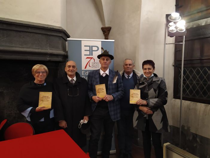 Al centro Alfredo Bider ad un evento nel castello degli Challant ad Issogne - Foto  Alfredo Bider