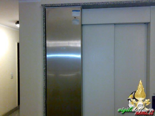 Bloccata dai vicini in ascensore