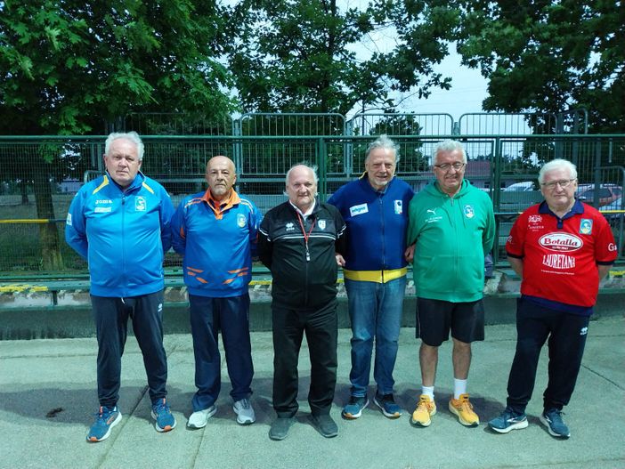 Alessandro Rasi, secondo da sinistra, insieme ai finalisti - Foto Federbocce