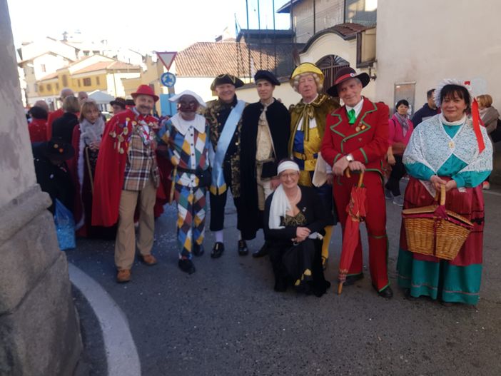 “Il lido, la tinca gobba dorata e il seguito di Borriana“  al Carnevale di Biella - Foto Salvatore Tedesco