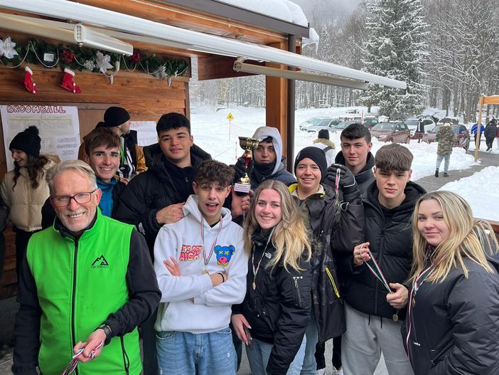 Gli IQOS, vincitori dei campionati studenteschi di broomball - Foto Oropa Outdoor