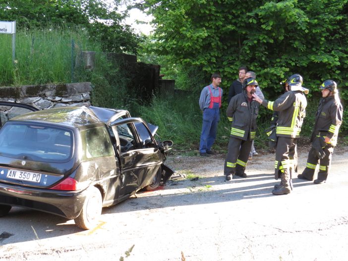 Resta bloccato nell'auto dopo l'incidente FOTOGALLERY